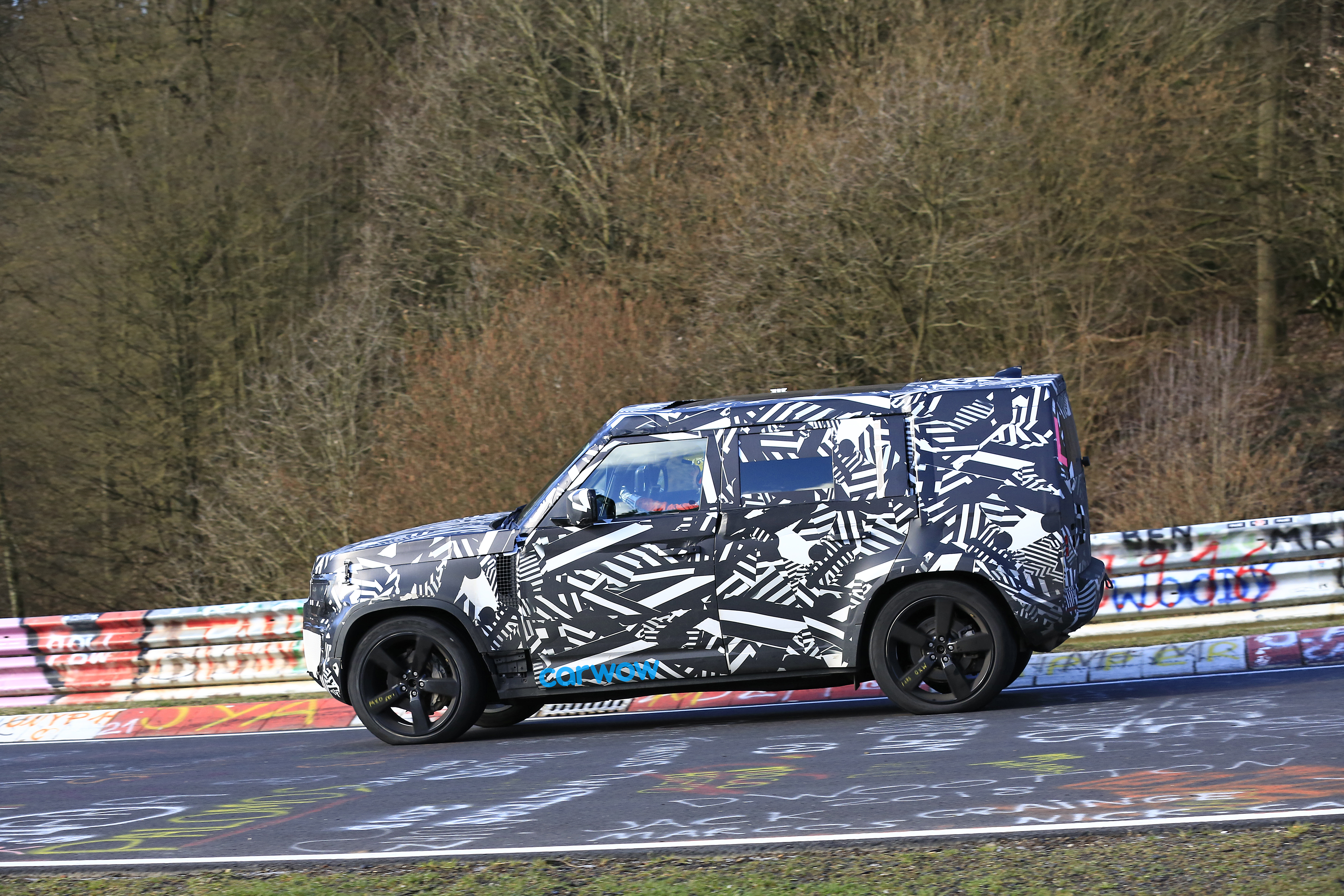 Land Rover Defender caught in Germany Carwow