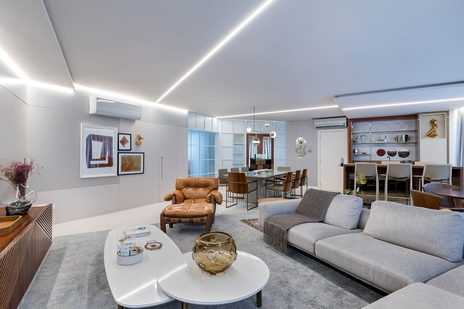Apartamento com tons claros e muita riqueza de itens decorativos CASA