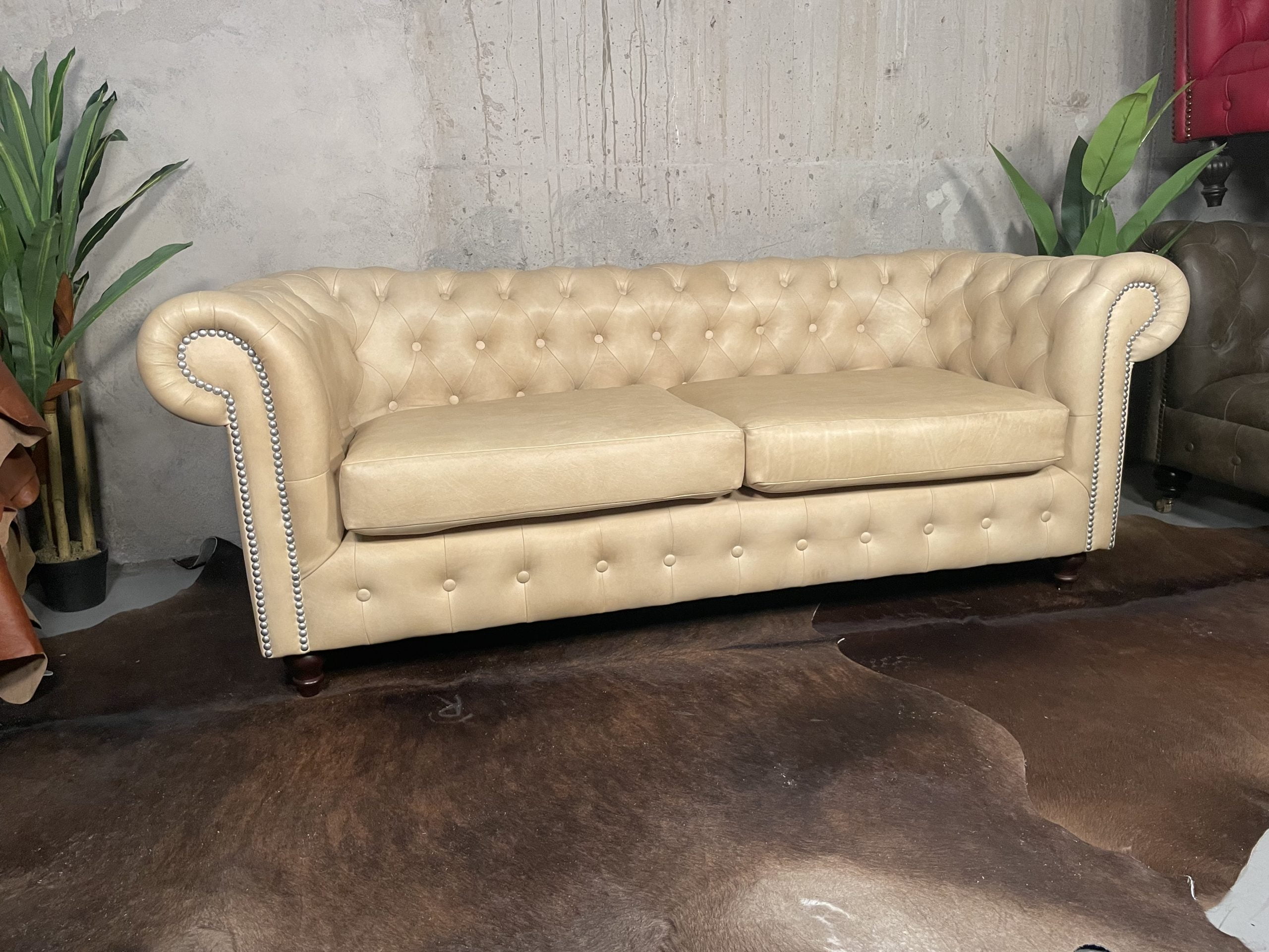 Sofá de Cuero Sofá Chesterfield Color Fobeige, asiento liso, respaldo