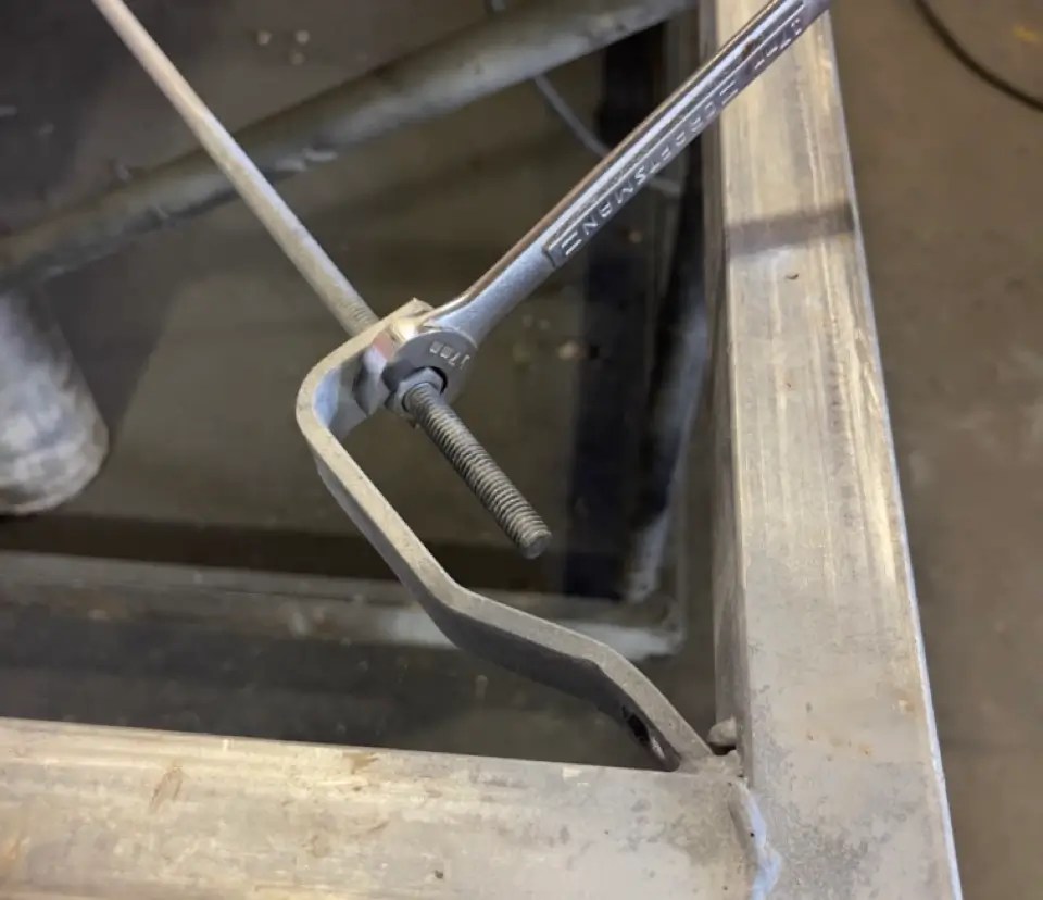 How to tighten an adjustable gate