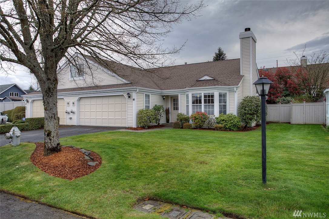 Impeccably Maintained 3Bedroom, 1.75Bath Duplex Condo Half in North