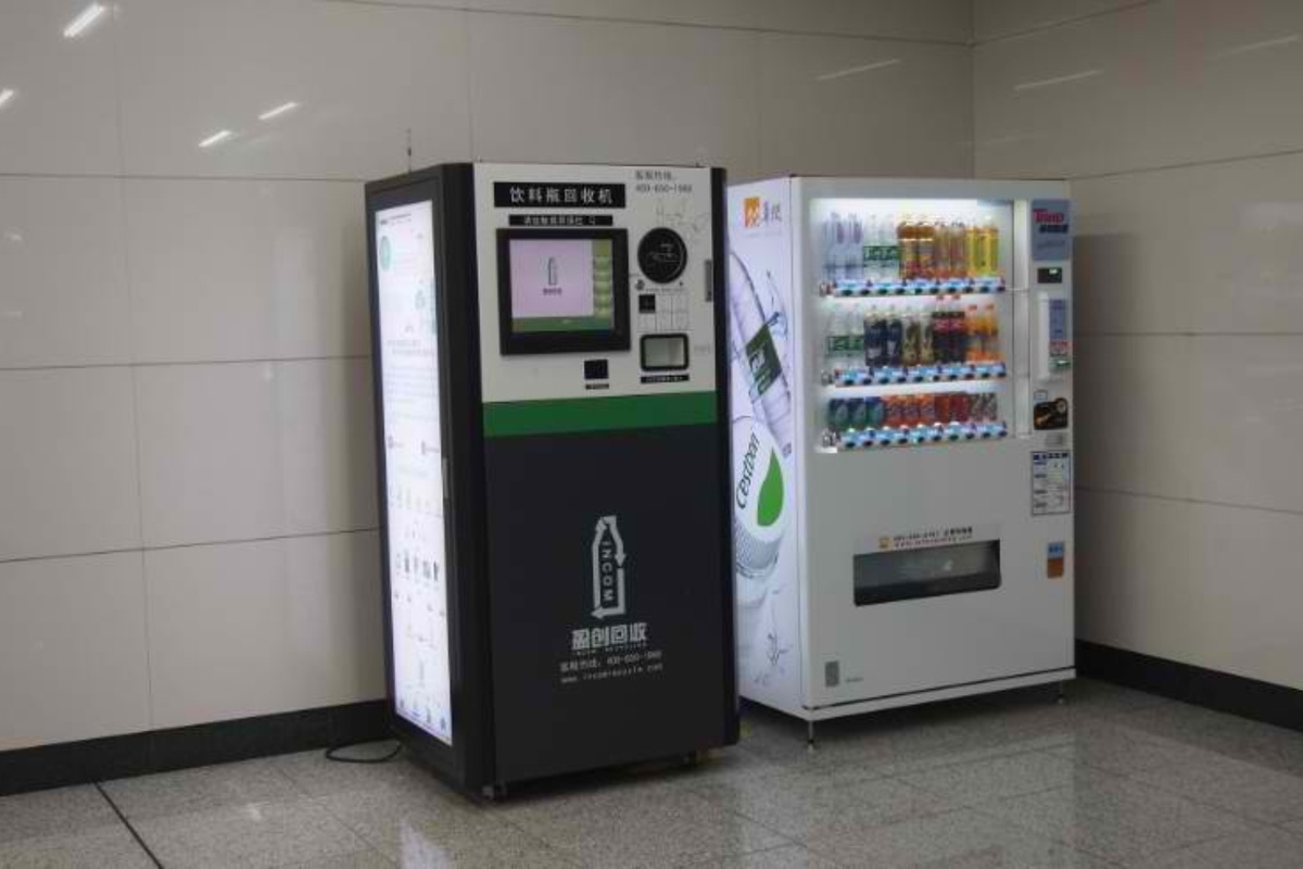 Reverse Vending Machine for recycling plastic containers Municipal