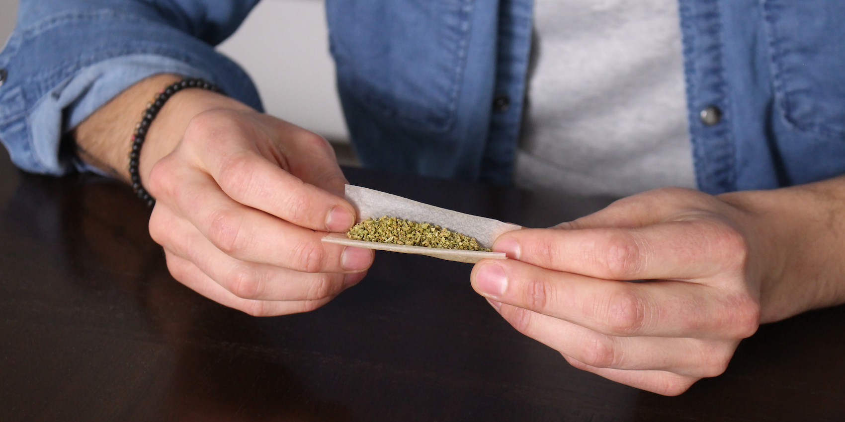 How to roll a joint (7 steps with photos) CBD Oracle