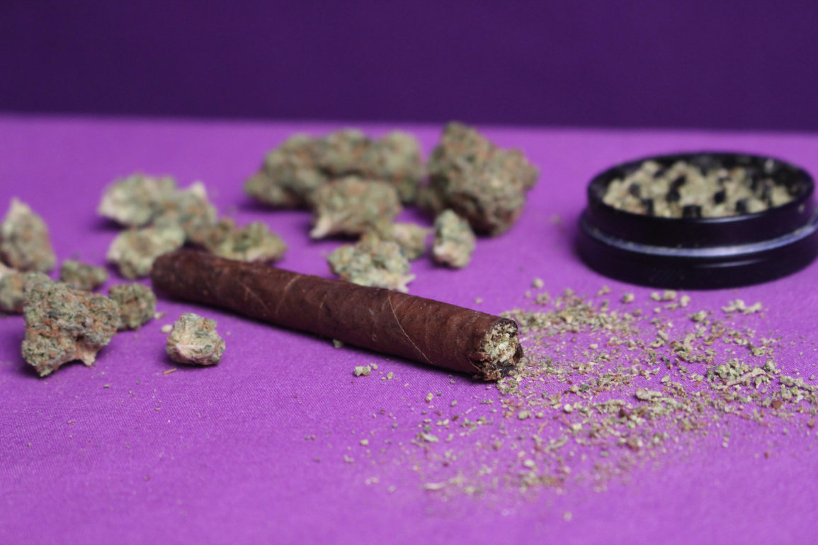 How to roll a Backwoods blunt (8 steps with photos) CBD Oracle