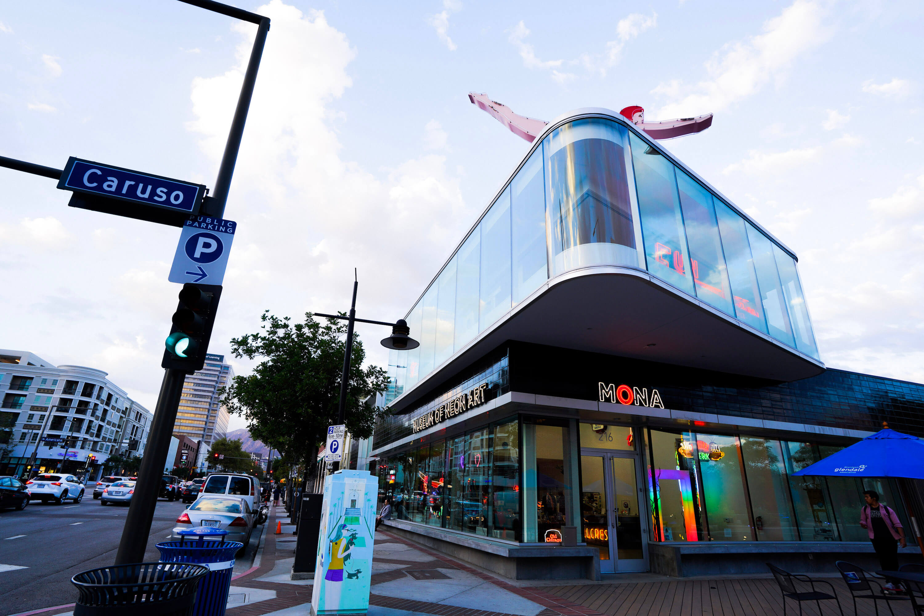 Day 11 Museum of Neon Art > Cathy and Brea On The Go