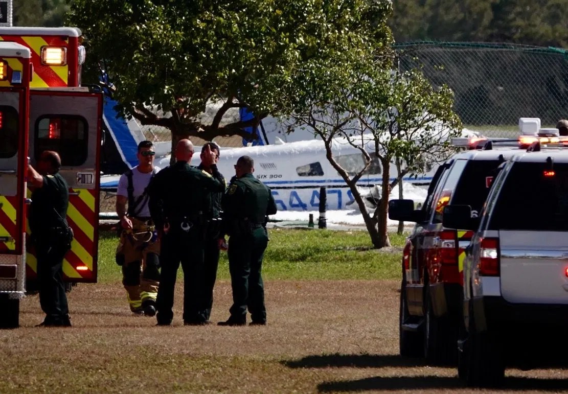 Small plane crashes in Pompano Beach WPEC(04)