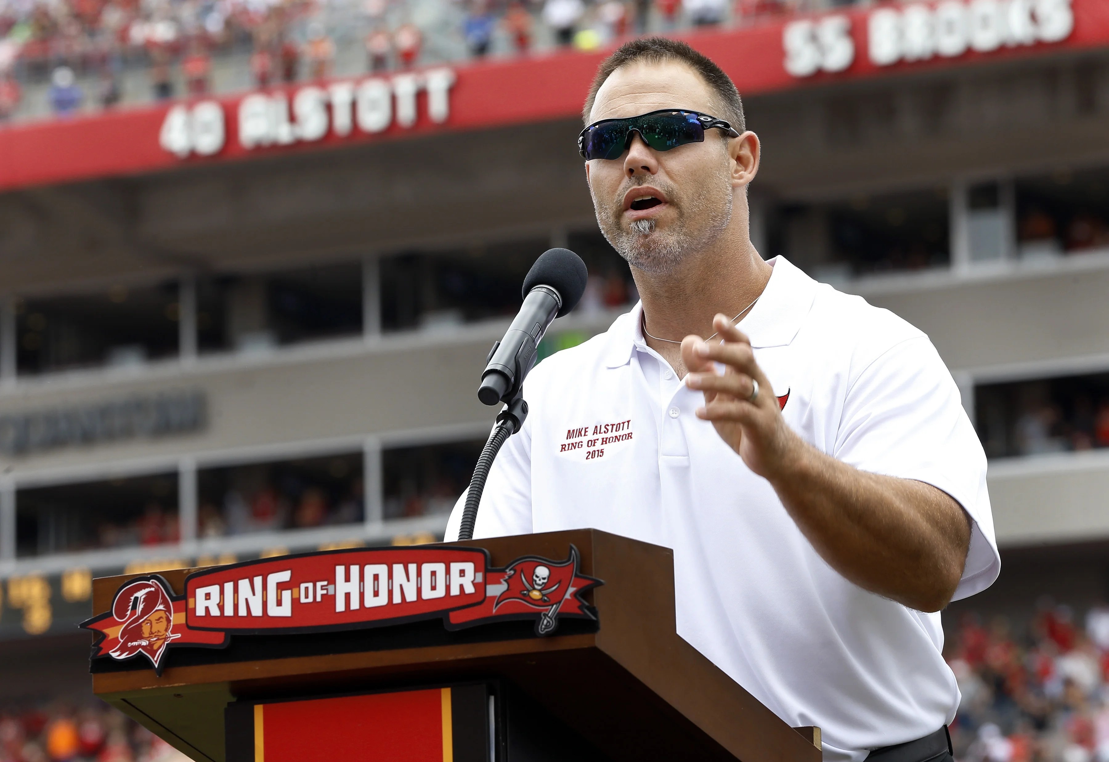 ExNFL star Mike Alstott speaks out about risk of painkiller abuse