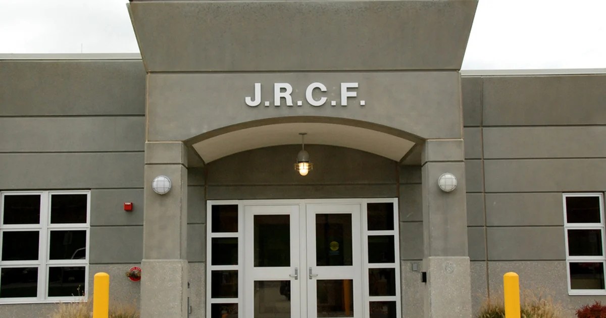 A look at Fort Leavenworth's pretrial jail CBS News