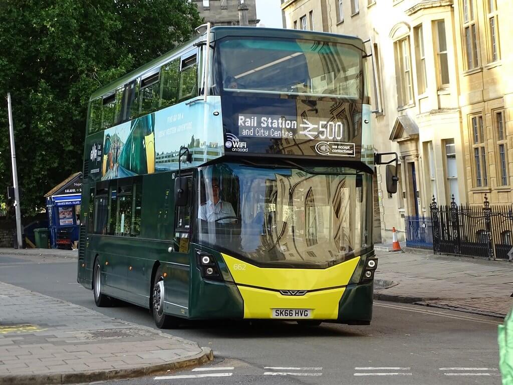 Oxford Bus Company Streetdeck mimics GWR train CBW