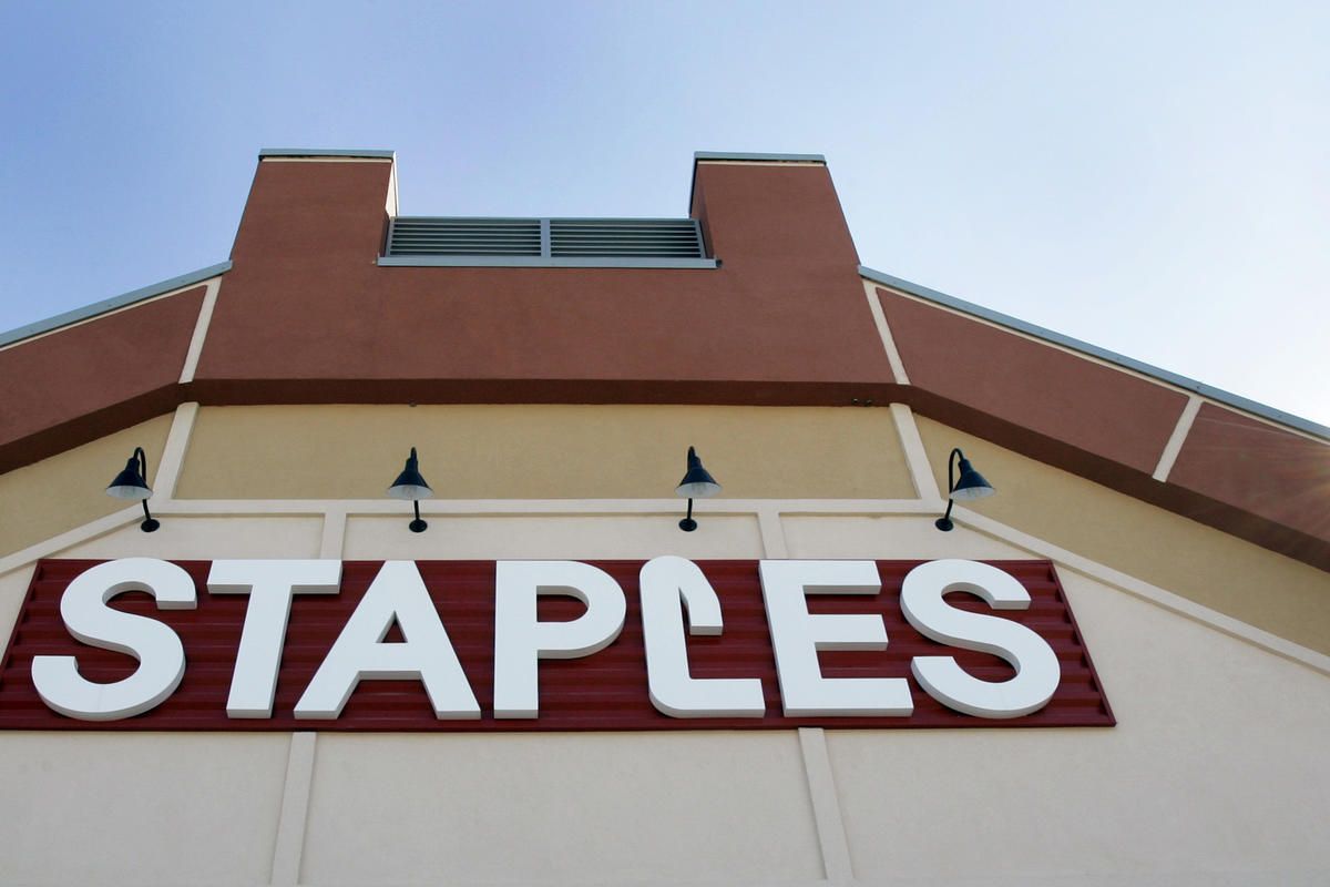 Staples ponders selling its stores in Britain