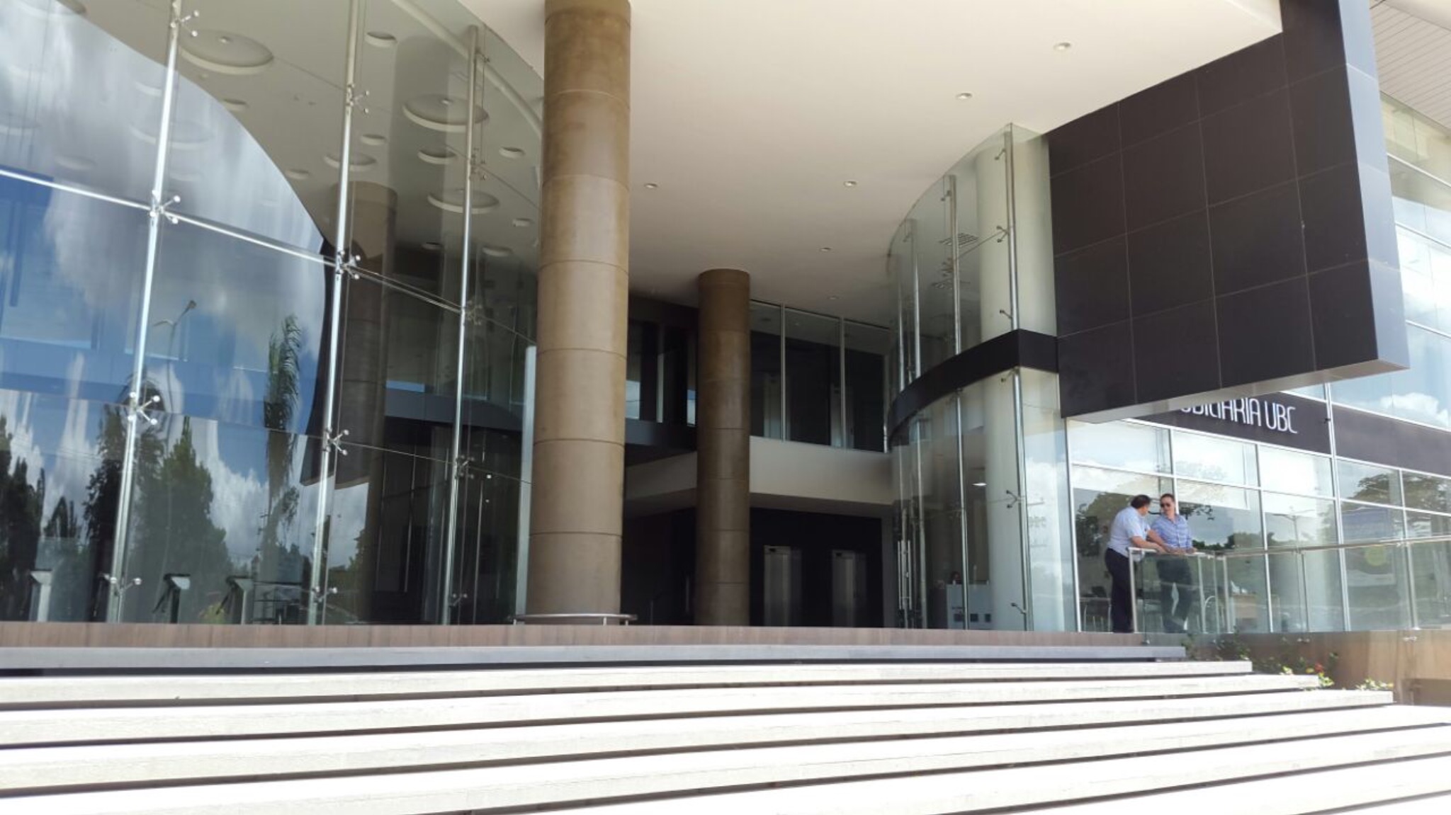 Oficinas en alquiler y en venta en el espectacular edificio Urubó