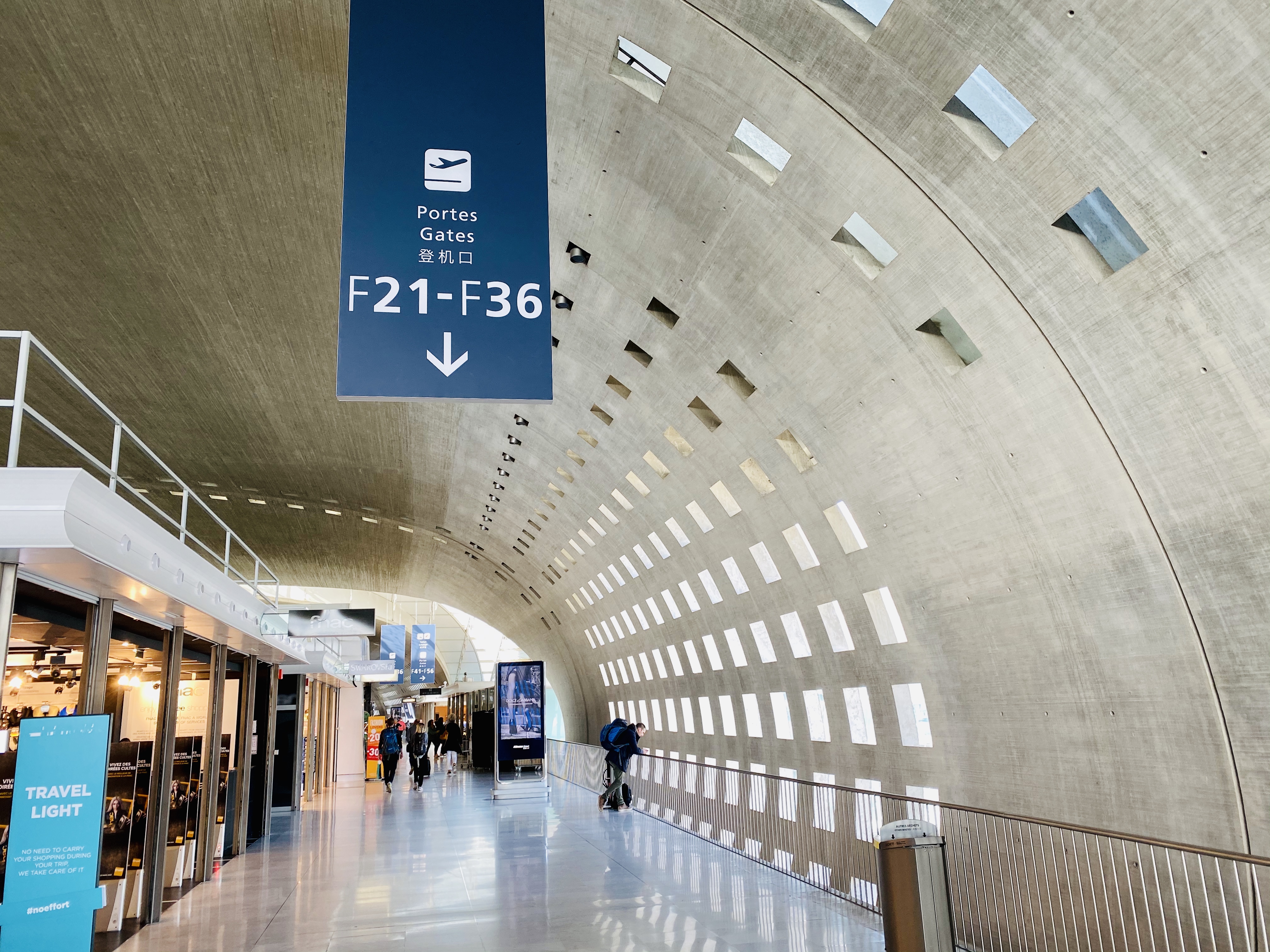 Correspondance Terminal 2E à 2F AEROPORT CHARLES DE