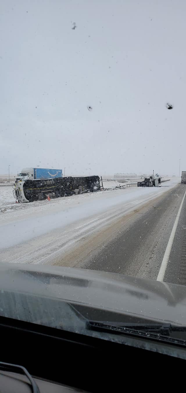 I80 in Wyoming shut down for high winds, crashes