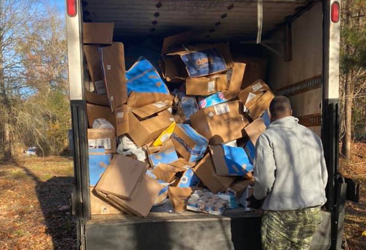FedEx driver dumps 300+ packages in shipping “debacle”