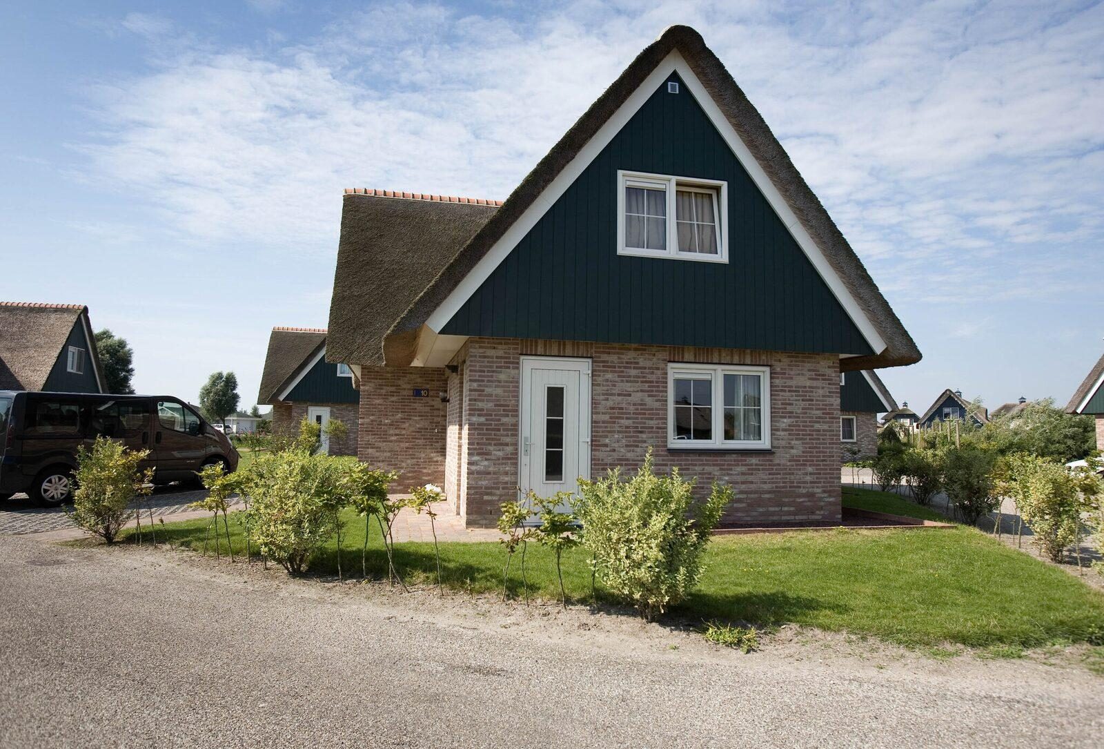 Large holiday home By the water Beach Resorts