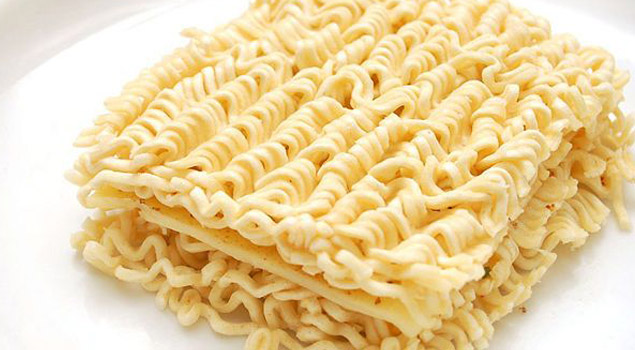 5 Alasan Logis Kenapa Kamu Perlu Bikin Mie Instan Pakai Bumbu Spaghetti