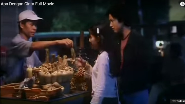Walaupun jualannya di pinggir jalan, hemm. 10 Adegan AADC Ini Ternyata Adalah Bagian Kisah Cinta ...