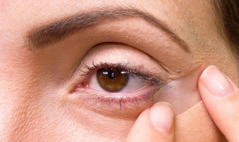 Dengan Modal Garpu, Isolasi, dan Sendok, Kamu Bisa Bikin Makeup Mata