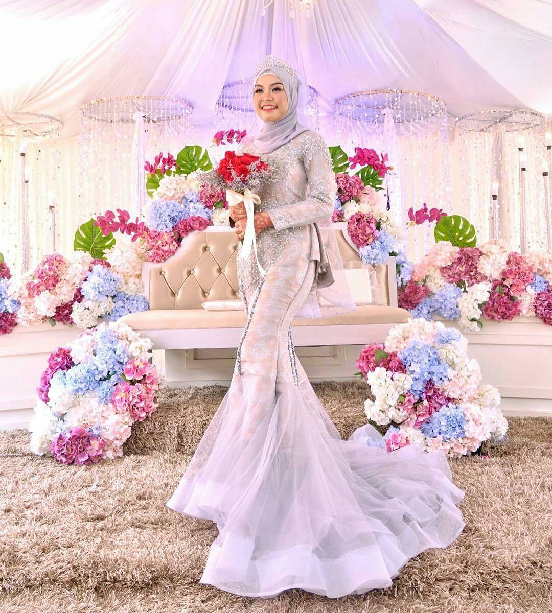 13 Inspirasi Gaun Pengantin Melayu Untukmu yang Berhijab. Sederhana