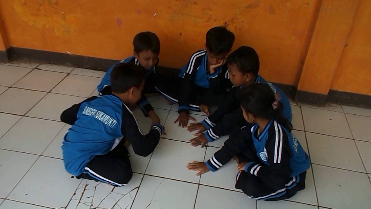 6 Hal yang Mungkin Jadi Alasan Gadis Viral ini Nemplok di Tembok Kelas