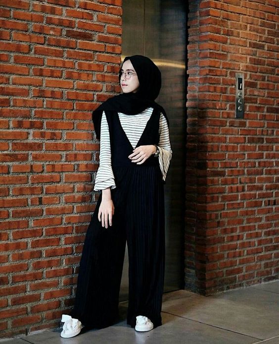 10 Inspirasi OOTD Hijab Hitam untuk Berbagai Acara