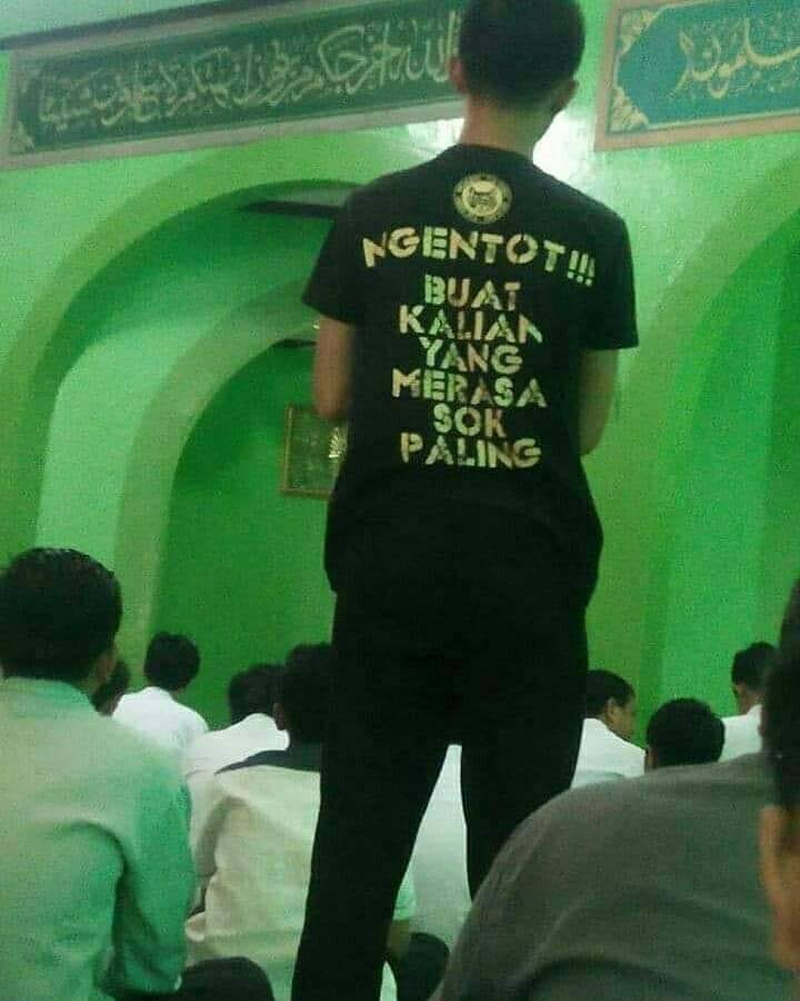 Susahnya Salat di Belakang OrangOrang yang Pakai Baju Begini. Khusyuk