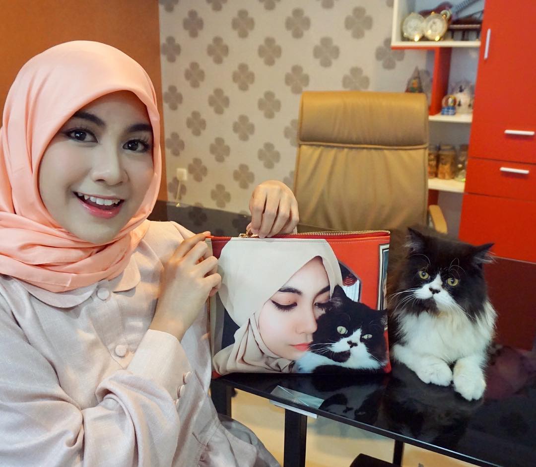 10 Artis yang Ternyata Bucing alias Budak Kucing. Sayang Banget sama