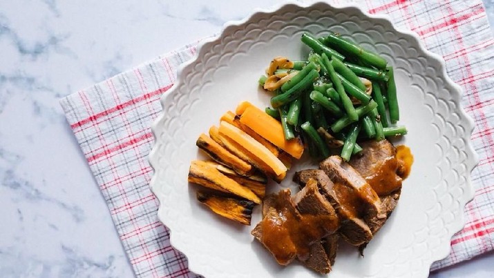 7 Cara Diet Alami Minim Effort yang Nggak Ngoyo. Tanpa Terasa, Bobotmu  Sudah Turun Dua Kilo