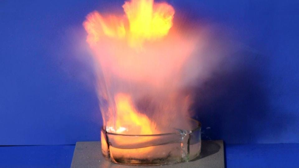 Ask Ethan What’s the quantum reason that sodium and water react?