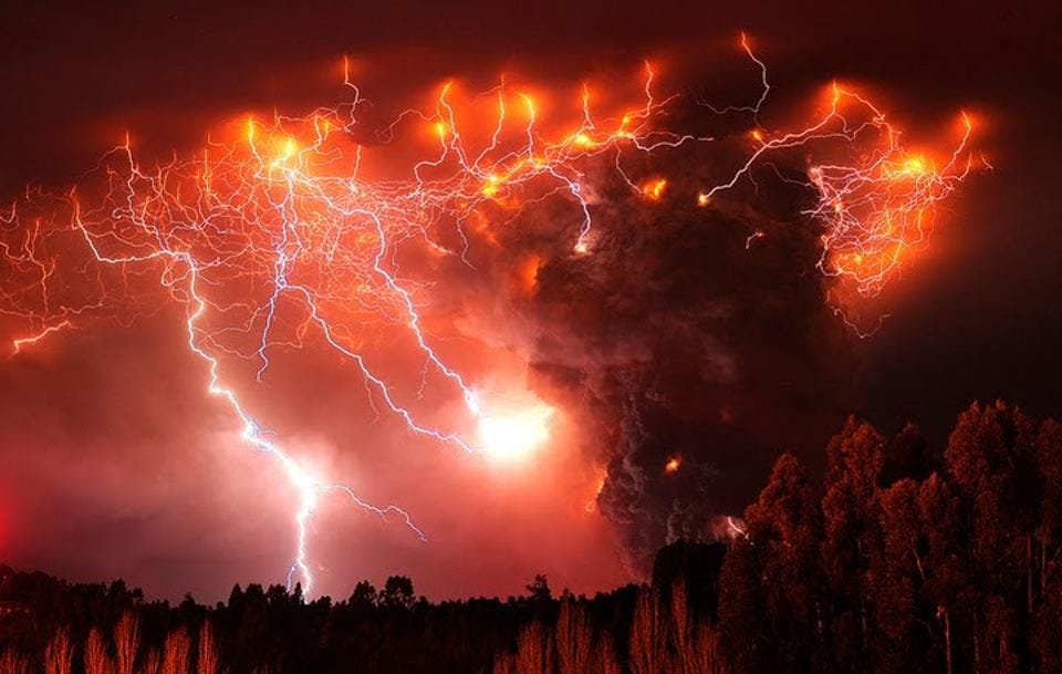 How do volcanoes make lightning? Starts With A Bang