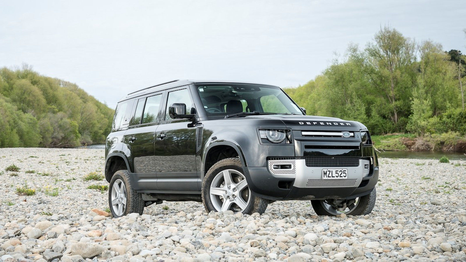 DEFENDER ANNOUNCED AS FINALIST FOR NZ CAR OF THE YEAR Land Rover New Zealand
