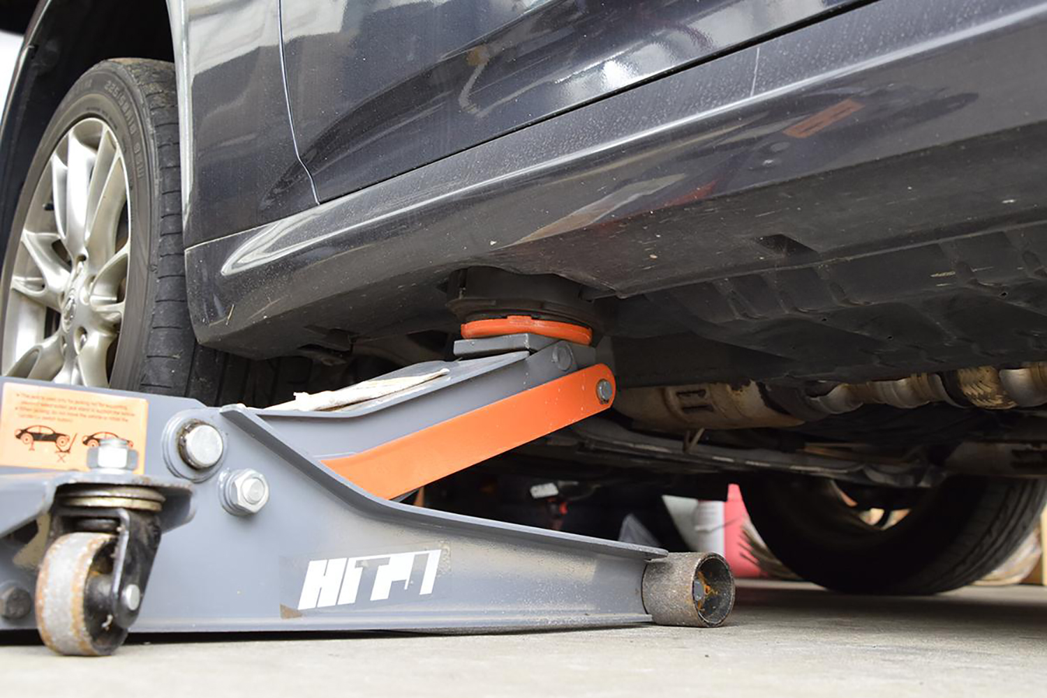 タイヤ交換以外の作業は危険！ 他車種への使い回しもNG！ 車載工具「パンタジャッキ」の使い方と注意点[写真3] goo 自動車