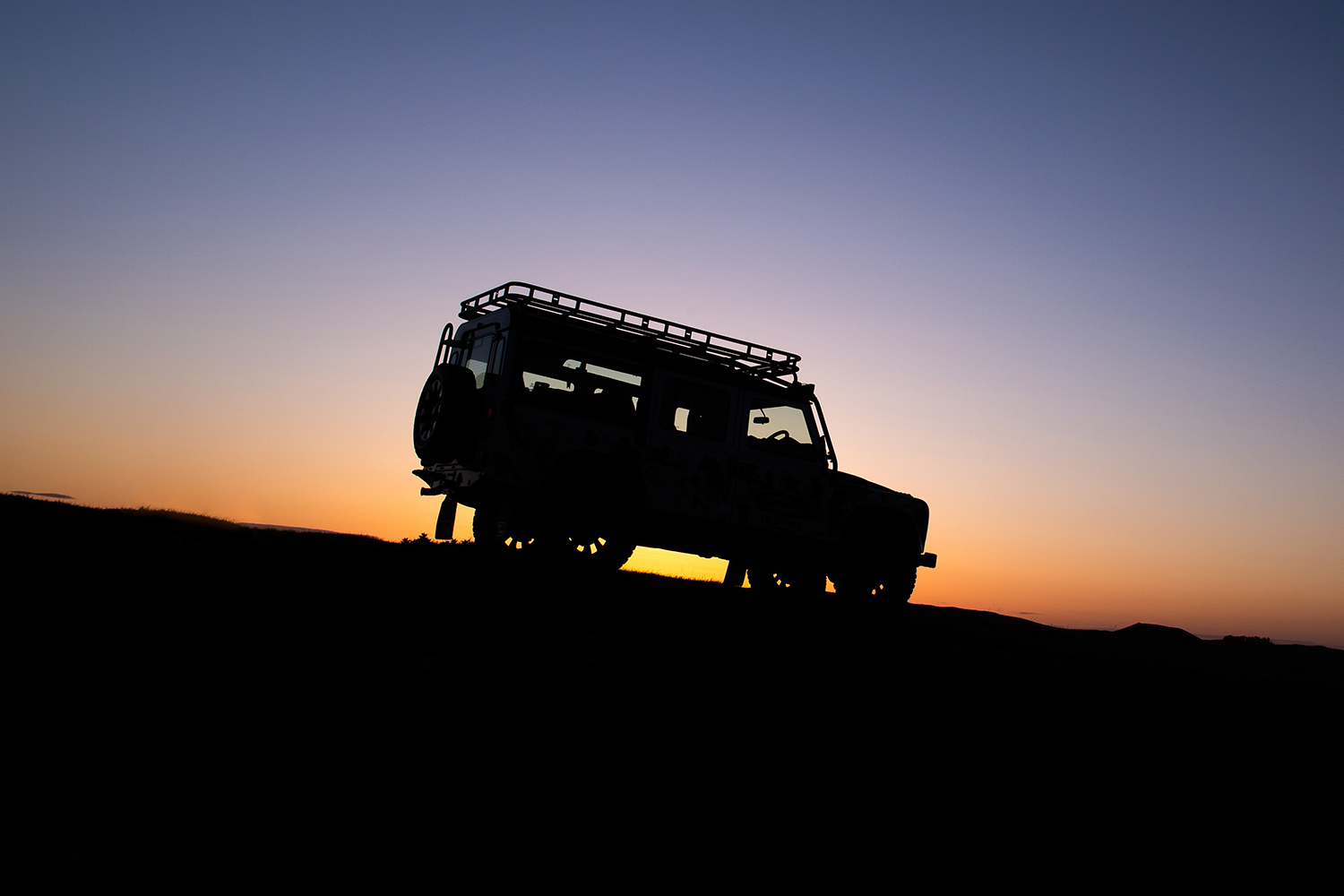 ランドローバー・ディフェンダーワークスV8トロフィーIIが限定発売 〜 画像8 生産終了している先代モデルをベースにした25台の限定車