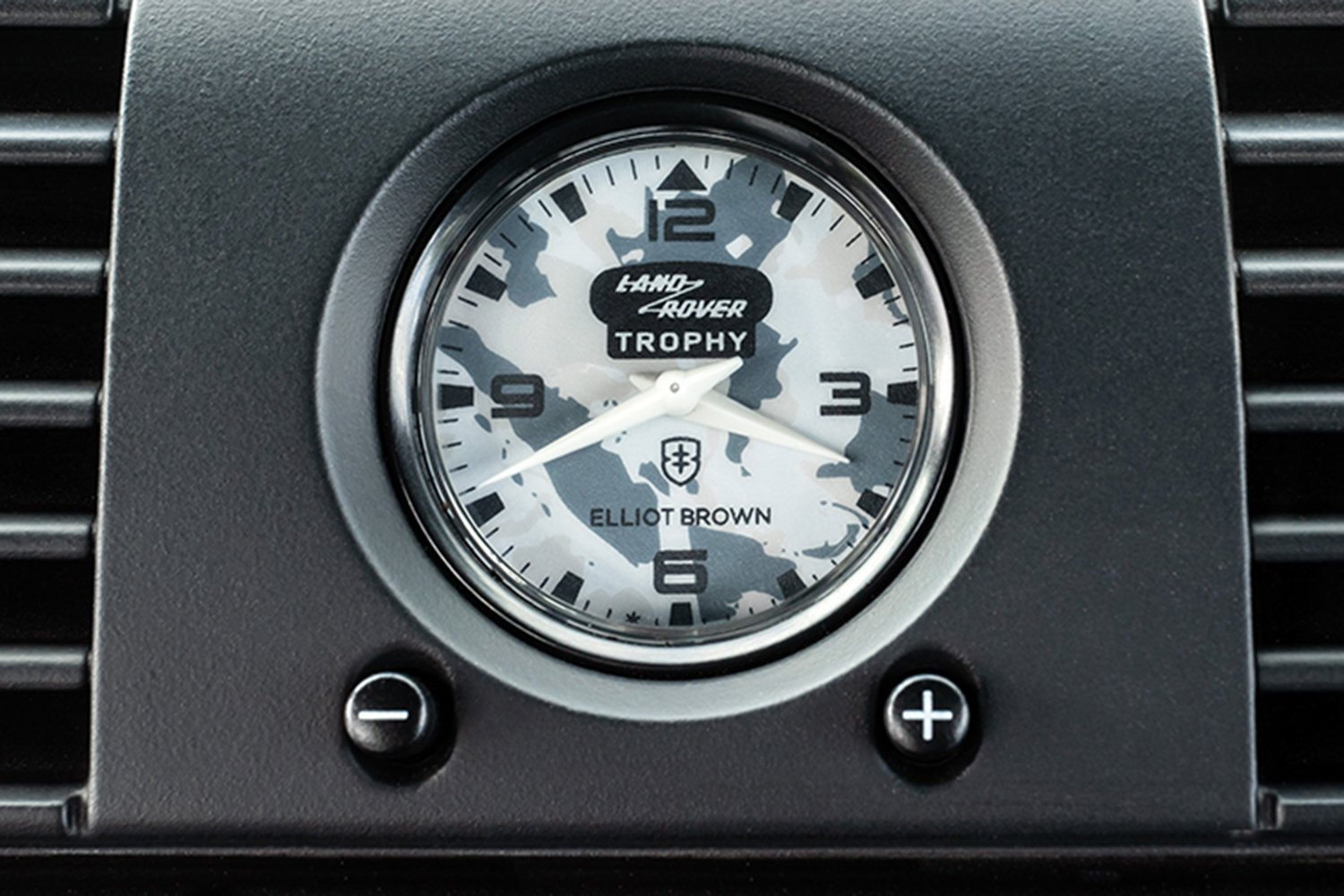 ダッシュボード中央にあるエリオットブラウンの時計 〜 画像12 生産終了している先代モデルをベースにした25台の限定車！ ランドローバー