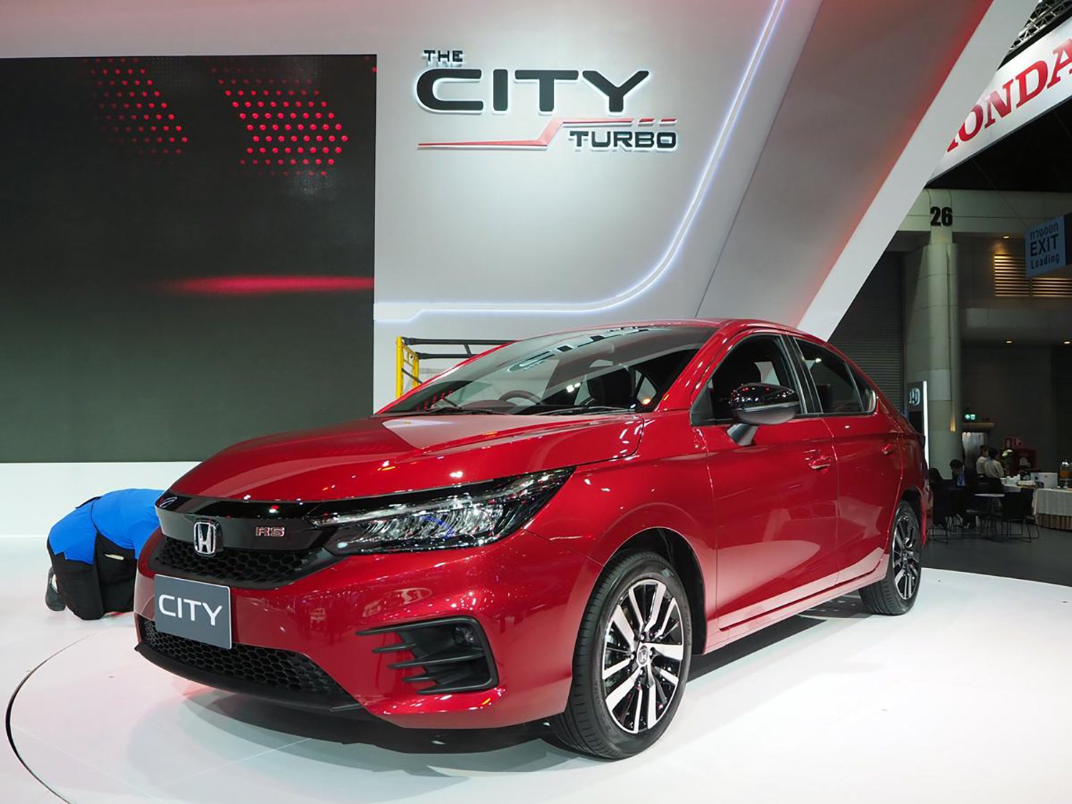 ホンダ「シティ」はエンターテイメント満載なコンパクトカーだった 〜 画像6 ファニーなルックスでも走りは本物！ 「積載専用バイク」まで用意