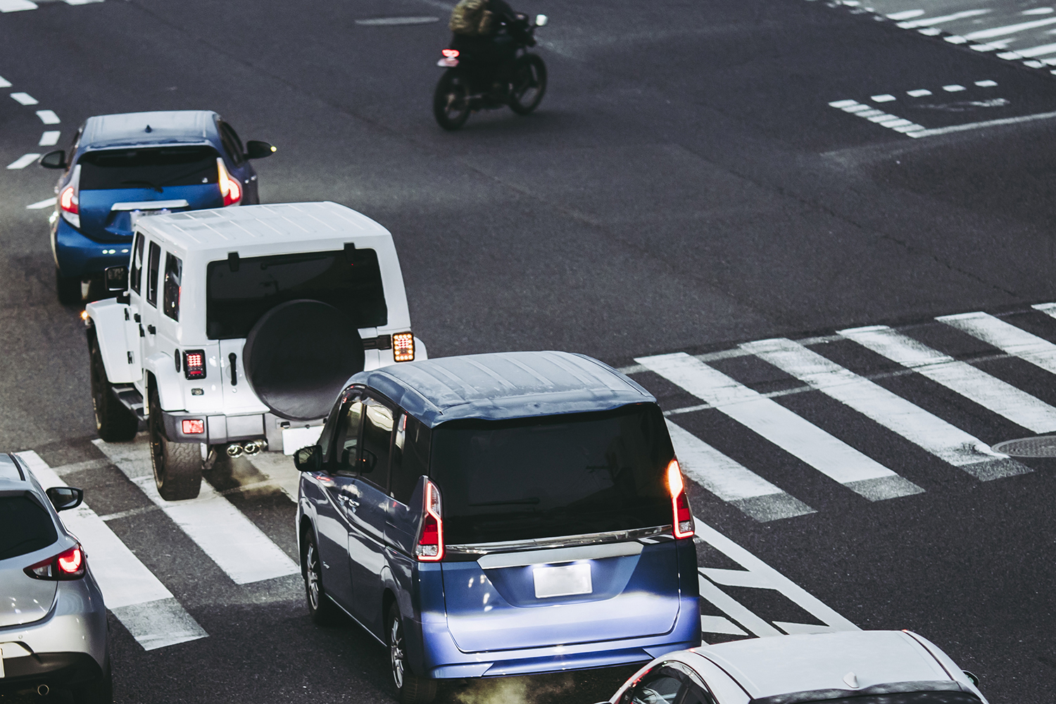 右折待ちのクルマは停止線の前で待つのが正解？ 交差点のなかで待つのが正解？ 悩ましい待ち位置を考えてみた 自動車情報・ニュース WEB