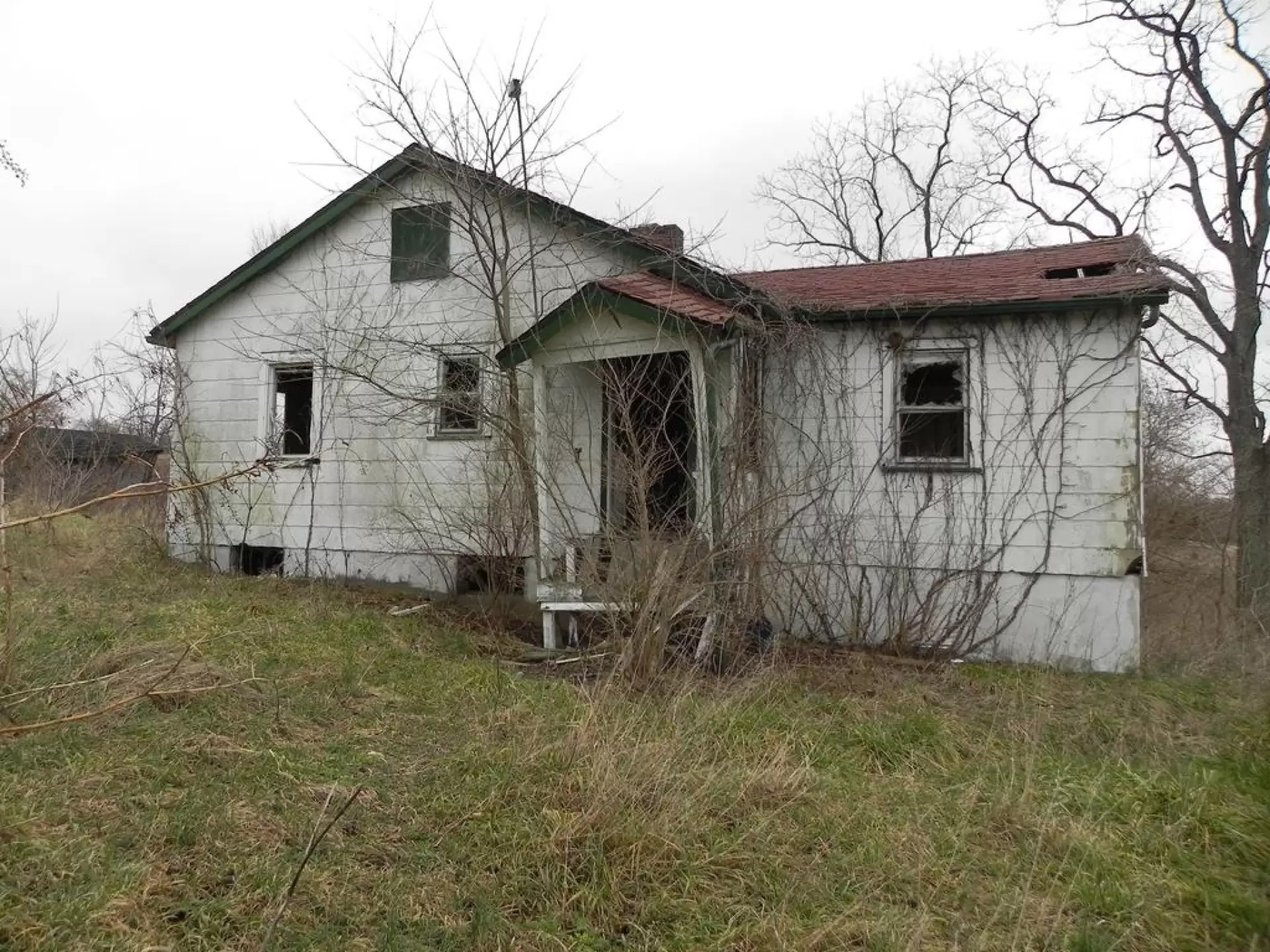 دانلود مستند A Haunting on Dice Road The Hell House 2016