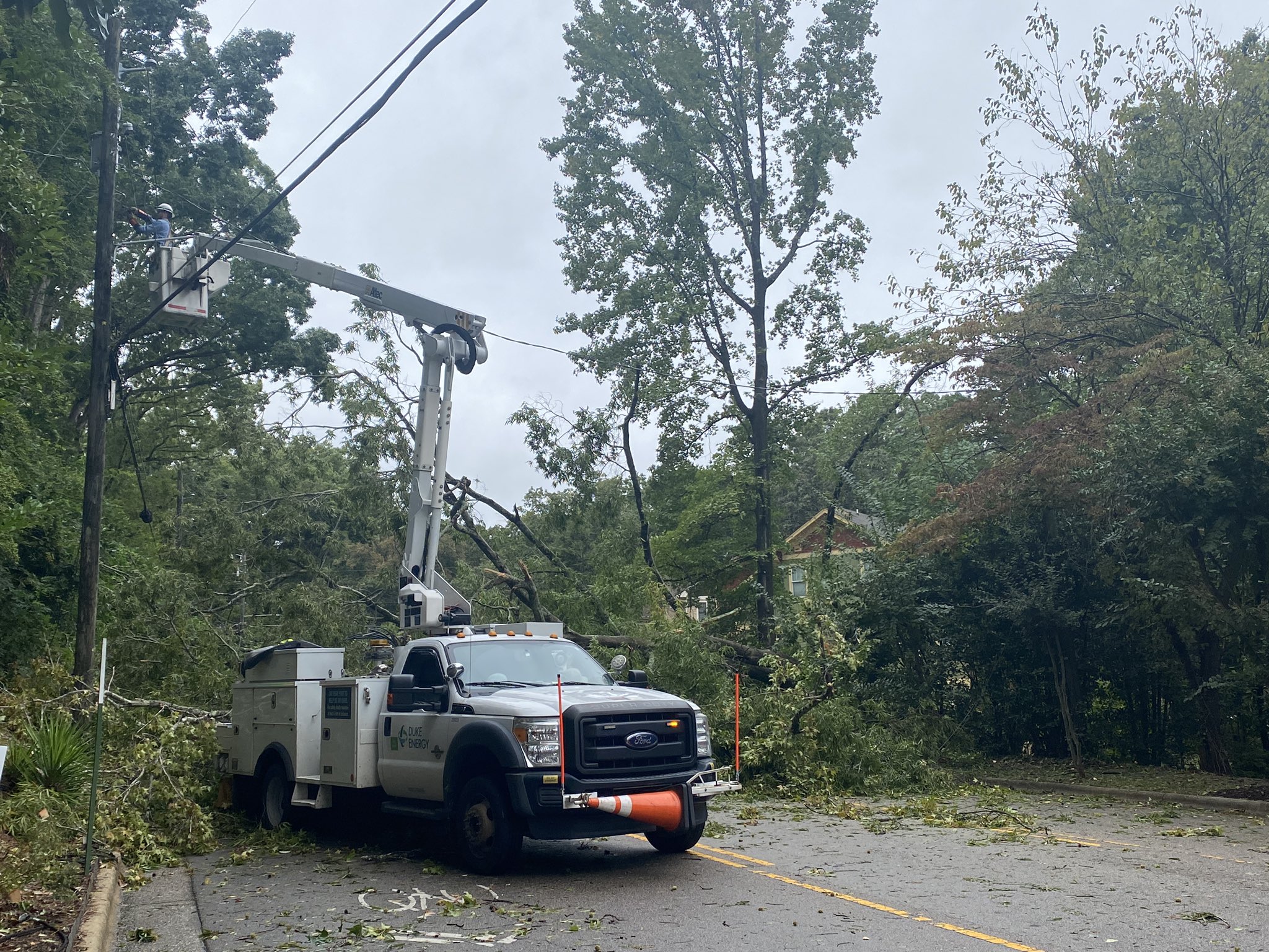 Ian NC influence power outages; Thousands remain without power in North Carolina; cleanup
