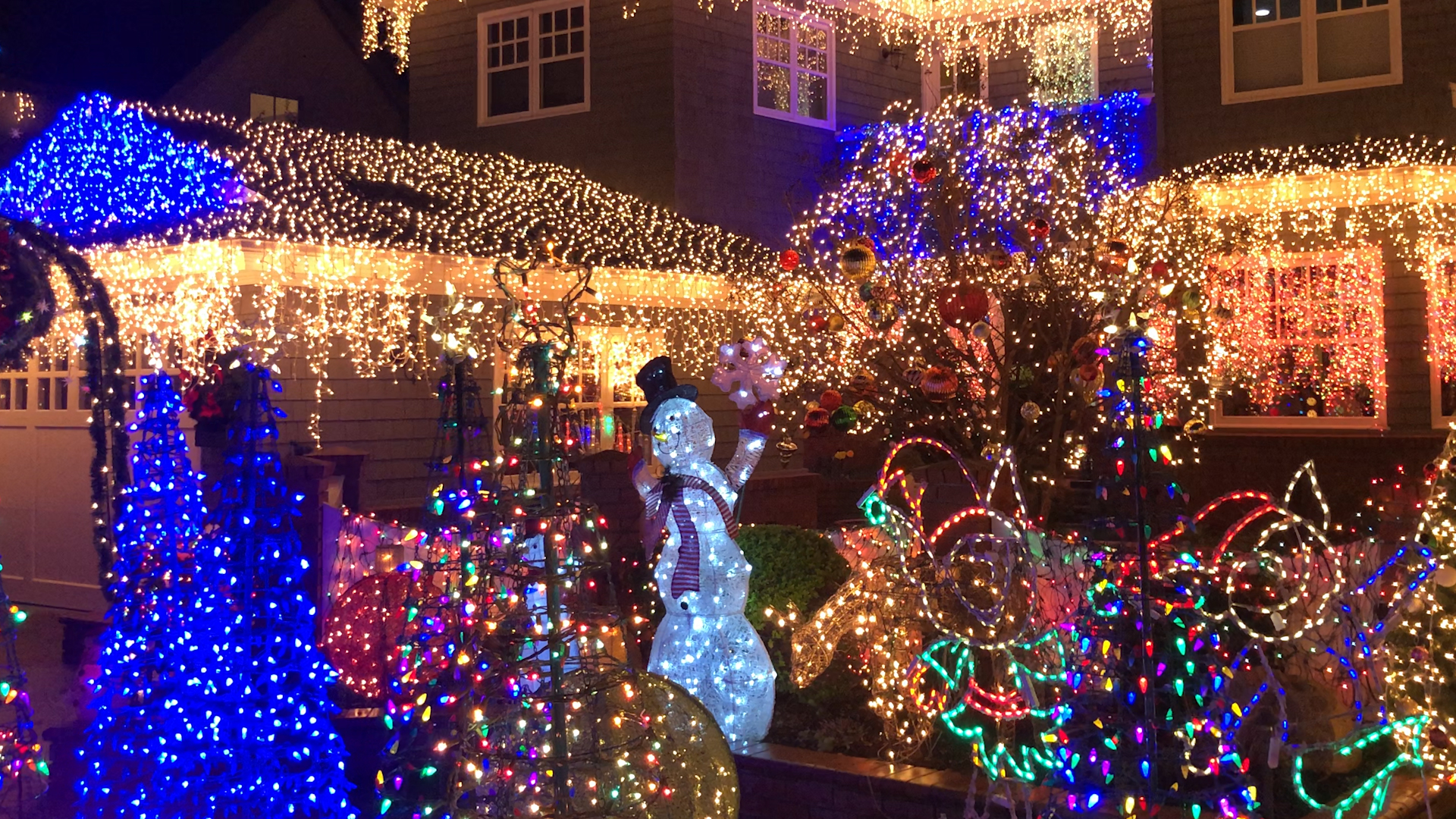 House Christmas Lights San Francisco 2022 Neighbors On Eucalyptus Street Come Together To Decorate Their Entire Street With Stunning Christmas Lights - Abc7 San Francisco