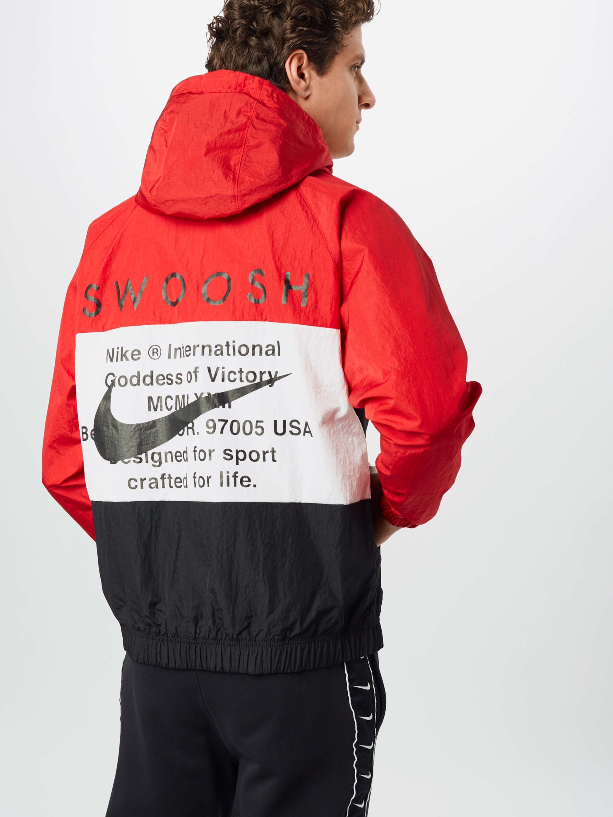 Nike Sportswear Jacke ' SWOOSH' in rot / schwarz / weiß ABOUT YOU