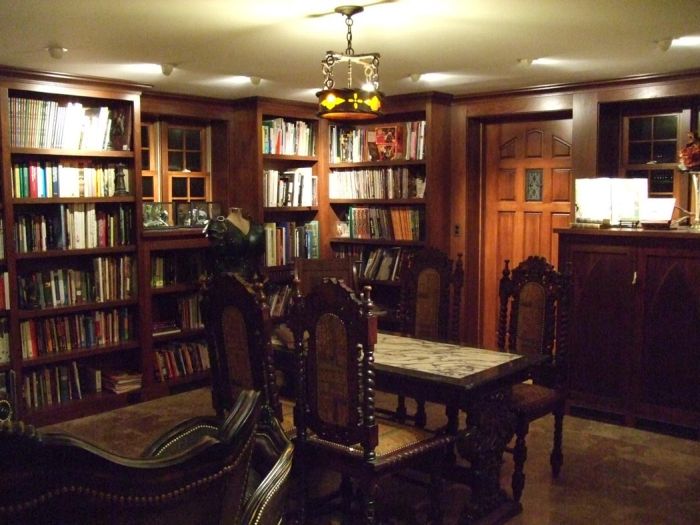 Holly Black's Secret Library (7 pics)