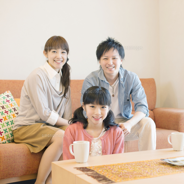 リビングで微笑む親子[11017005458]｜ 写真素材・ストックフォト・画像・イラスト素材｜アマナイメージズ