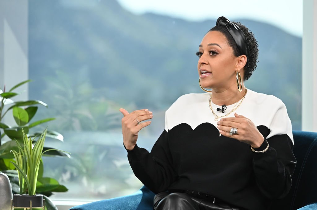 Tia Mowry Debuts a New Look as She Flaunted Long Wavy Hair and Smokey