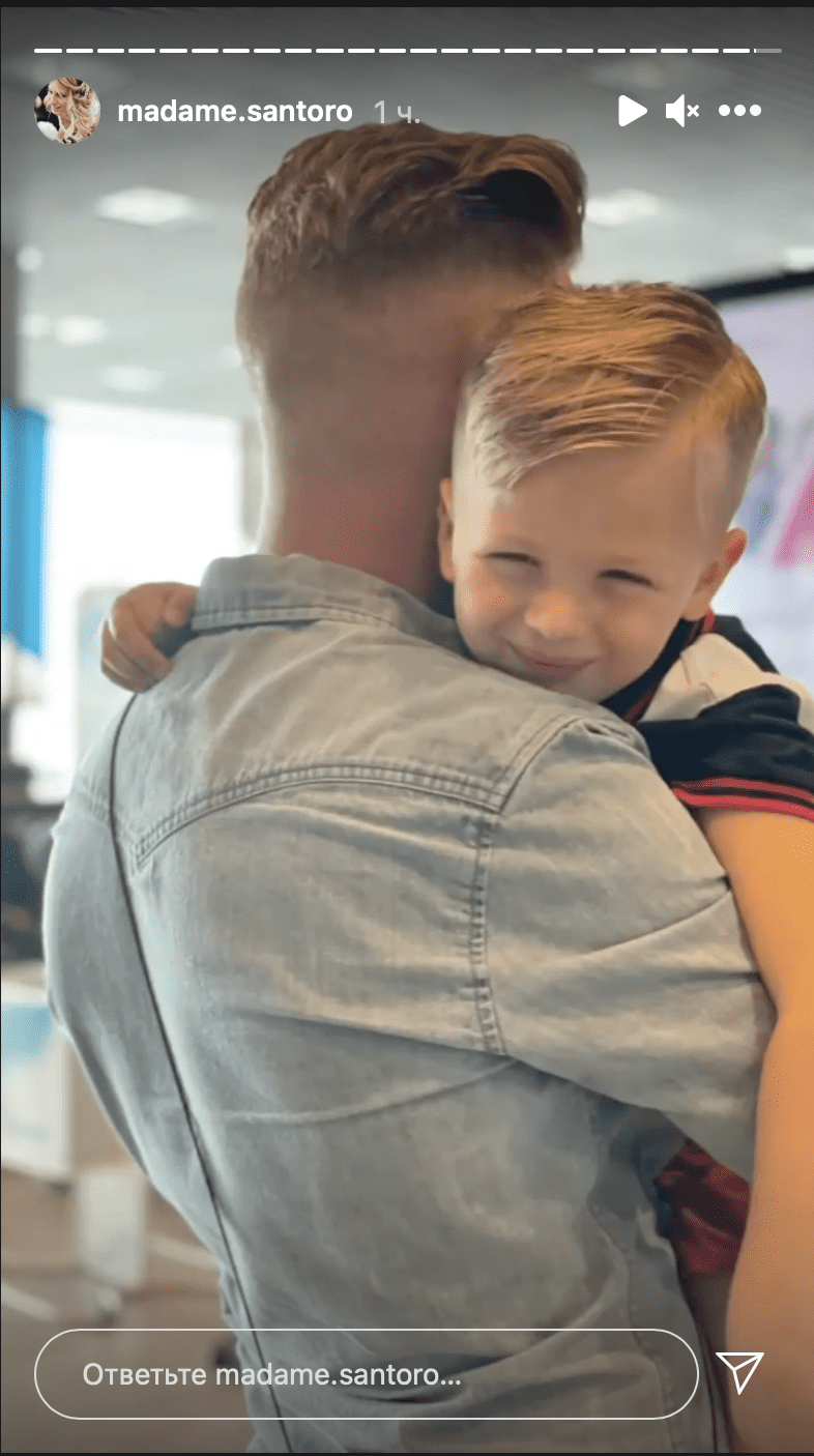 La famille Santoro est déjà à l’aéroport leur lieu de vacances