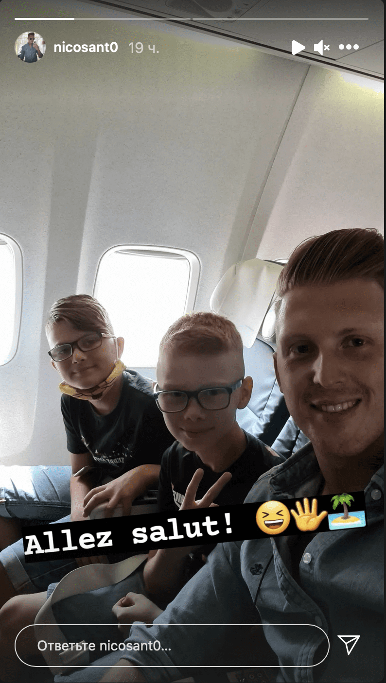 La famille Santoro est arrivée à Santorin hôtel de luxe avec piscine