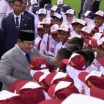 Los niños en la escuela rodean al presidente Prabowo, se dan la mano y dan gracias