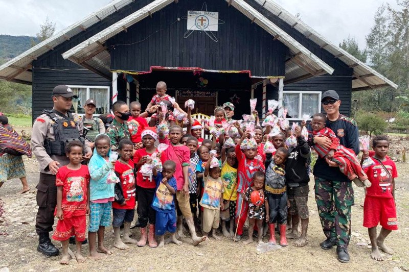Prajurit Yonif Raider 500/Sikatan bagikan bingkisan Natal ANTARA News