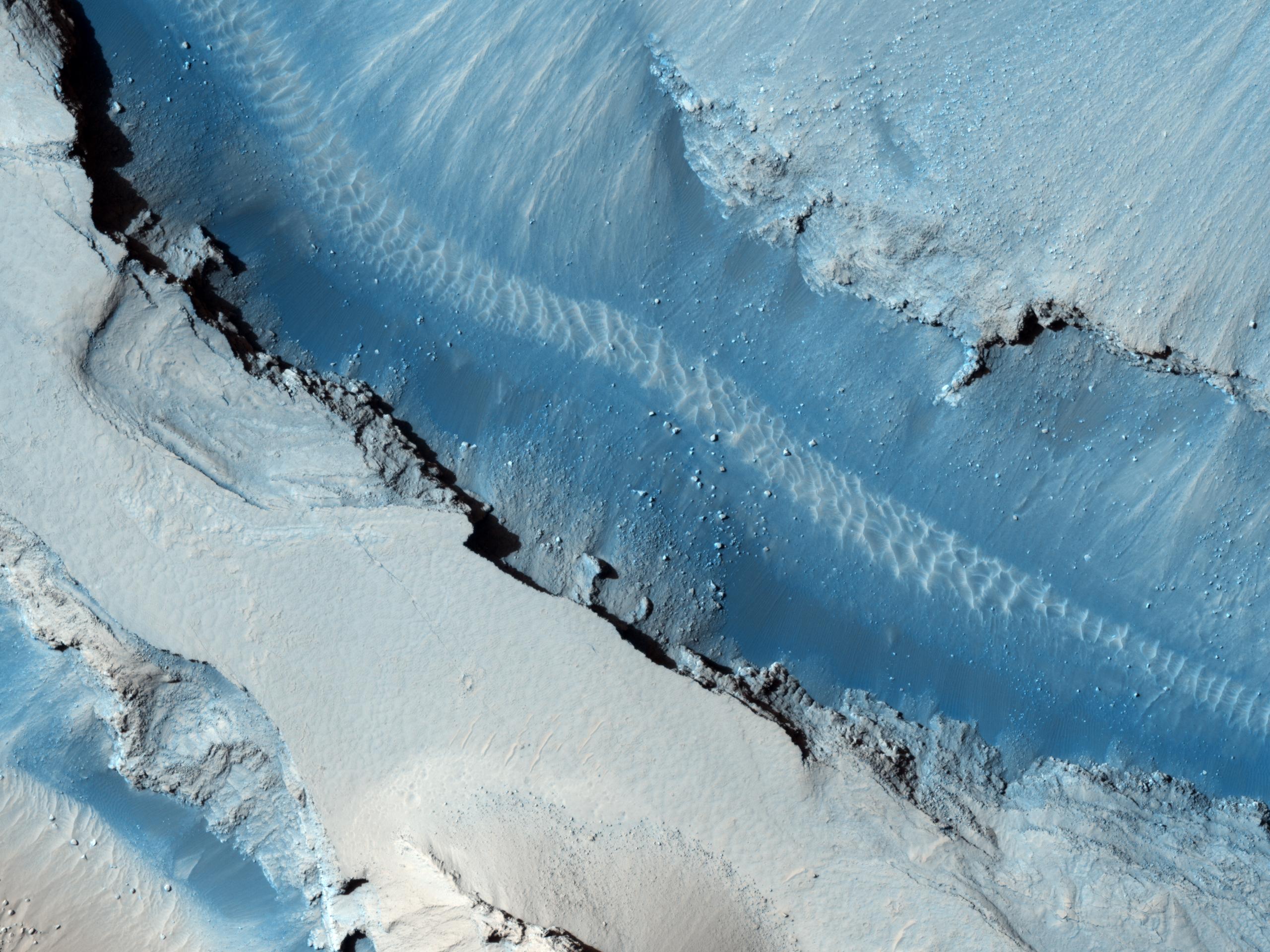 Marsquakes, recent volcanism suggest Mars still has a mantle plume