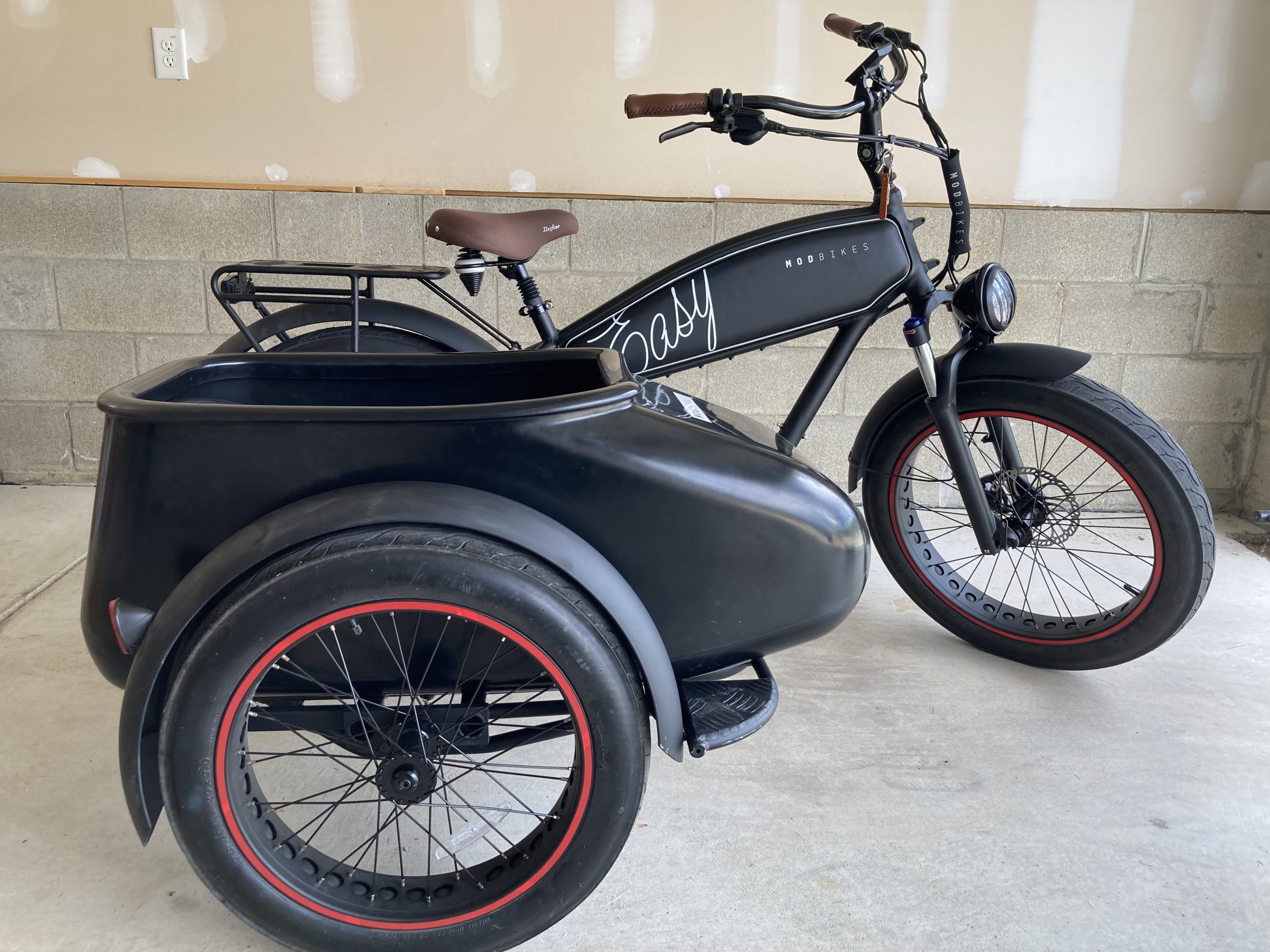 Mod Easy A retro ebike with a sidecar perfect for Indiana Jones(04)