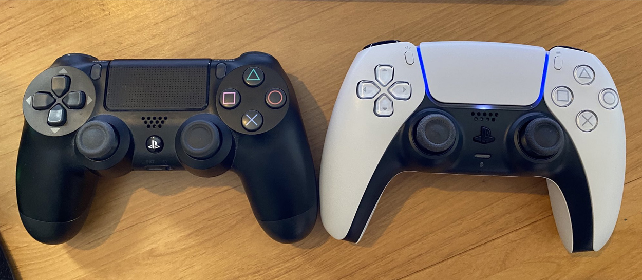 Así se ve el DualSense en comparación con el DualShock 4 Atomix
